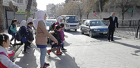 النّشمي الذي كرس 30 عاماً من عمره لإنقاذ تلاميذ المدارس من وحوش الطرقات في عمّان